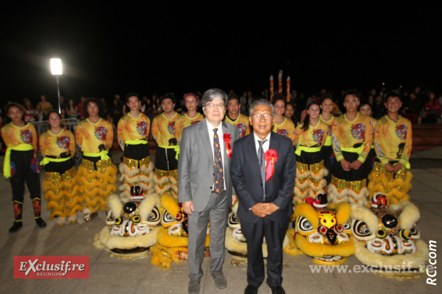 Victor Chane Nam et Alex How Choong, avec en arrière-plan la troupe Ping Sheng Victor Chane Nam et Alex How Choong, avec en arrière-plan la troupe Ping Sheng