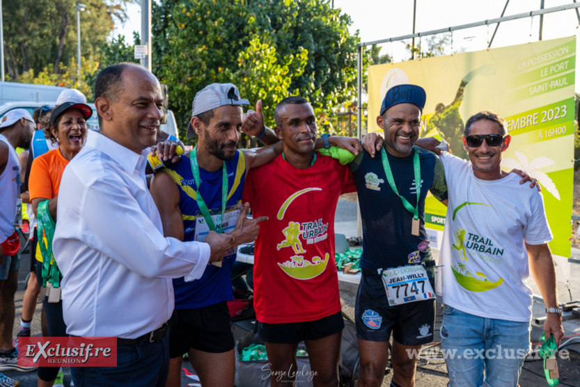 Emmanuel Séraphin, maire de Saint-Paul, félicitant les gagnants du Relais Emmanuel Séraphin, maire de Saint-Paul, félicitant les gagnants du Relais