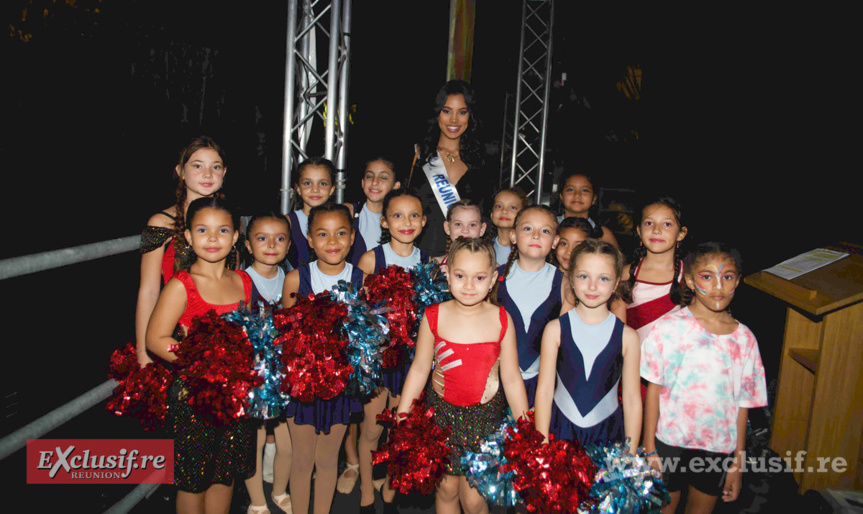 Marion Marimoutou avec le groupe de jeunes enfants d'une association qui a présenté une danse