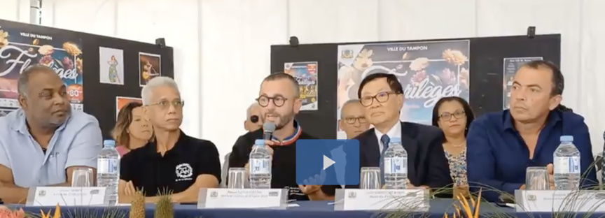Le maire André Thien Ah Koon aux côtés de Benoît Saint-Amand, Meilleur Ouvrier de France (au micro)