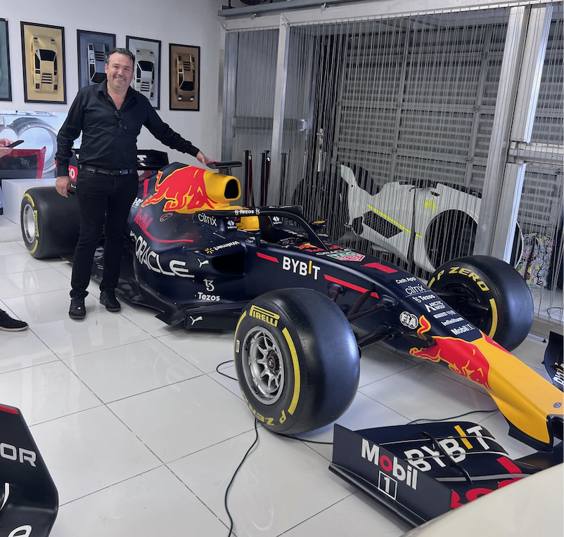 Le meilleur pour la fin, Alexandre Alquier a pu poser à côté de la F1 de Max Verstappen, le champion du monde de la discipline