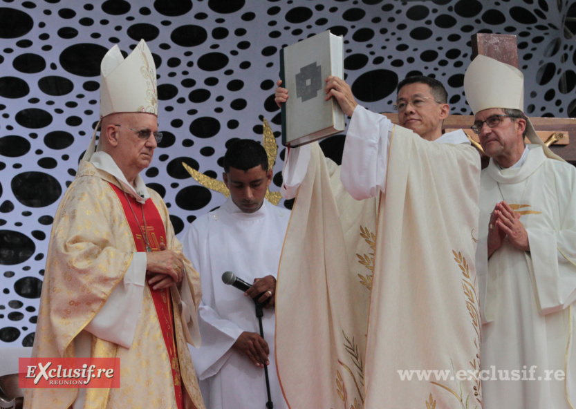Pascal Chane-Teng présentant l'évangéliaire Pascal Chane-Teng présentant l'évangéliaire