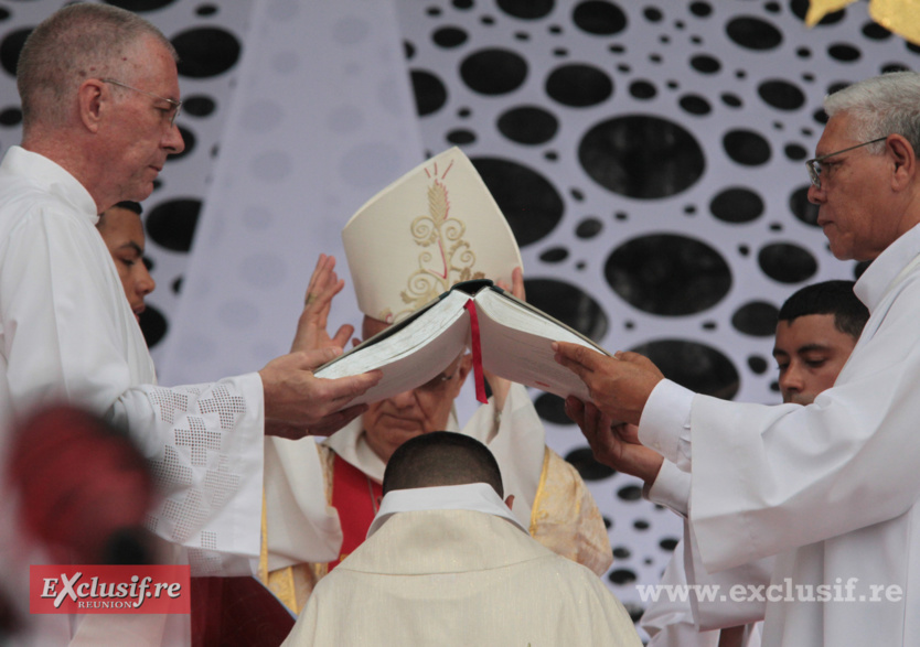 L'évangéliaire tenu par deux diacres au-dessus de la tête de Pascal Chane-Teng L'évangéliaire tenu par deux diacres au-dessus de la tête de Pascal Chane-Teng