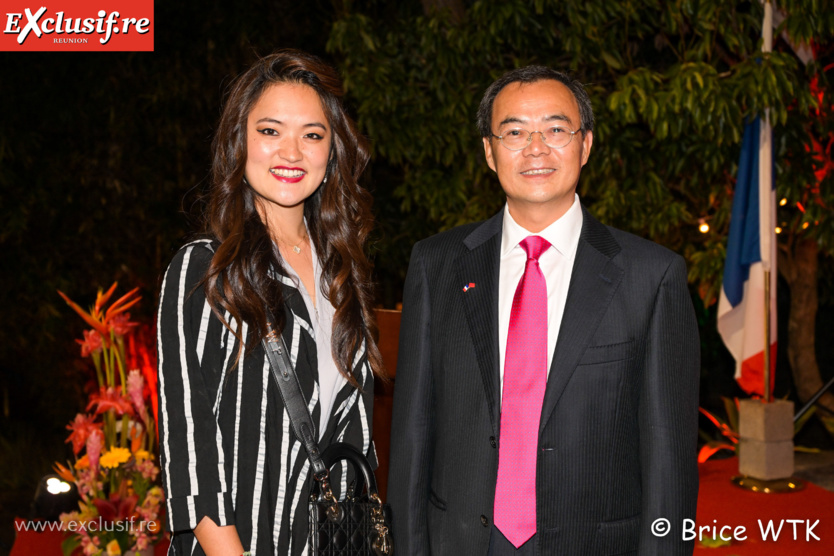 Amandine Pham, 1ère dauphine Miss Azian Réunion 2023, et le consul général Wang Xiangyang