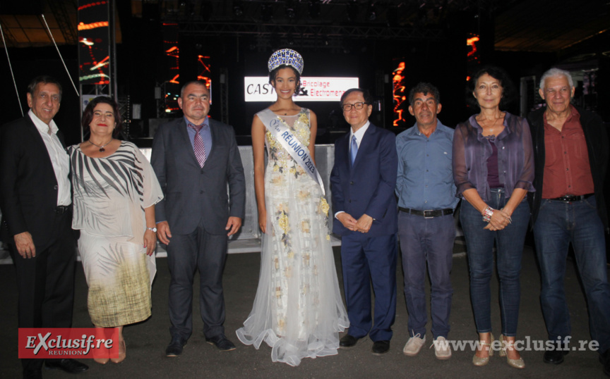 André Thien Ah Koon, maire du Tampon, aux côtés de Mélanie Odules, Miss Réunion 2023, et des membres du jury de l'élection