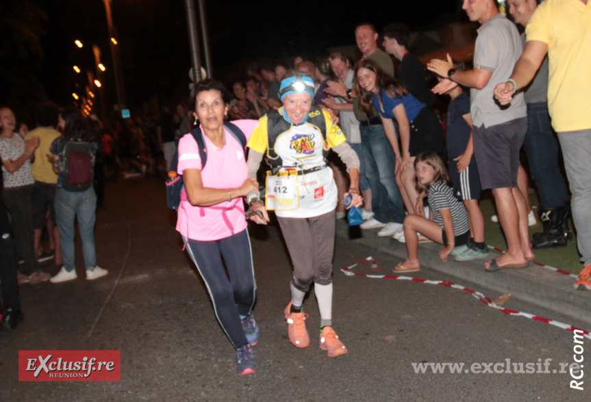 Tiens Odile Monteils, 77 ans, doyenne du Grand Raid, encouragée par Dame Fontaine