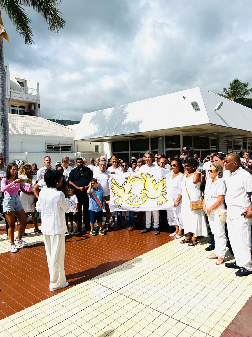 Le rassemblement a eu lieu sur le parvis de la mairie Le rassemblement a eu lieu sur le parvis de la mairie