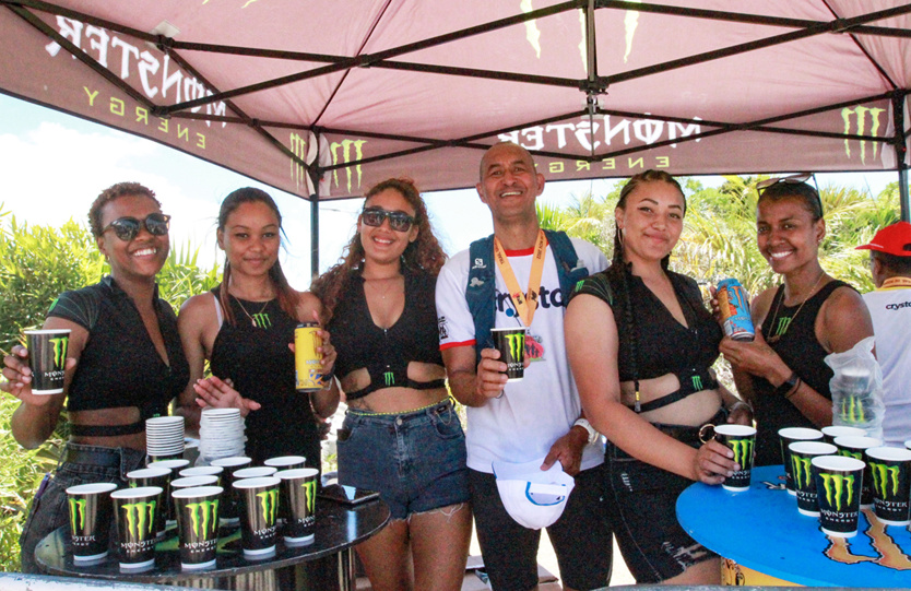 Ken Ho Tu Nam et les ambassadrices de Crystal pour vous accueillir à l'arrivée Ken Ho Tu Nam et les ambassadrices de Crystal pour vous accueillir à l'arrivée