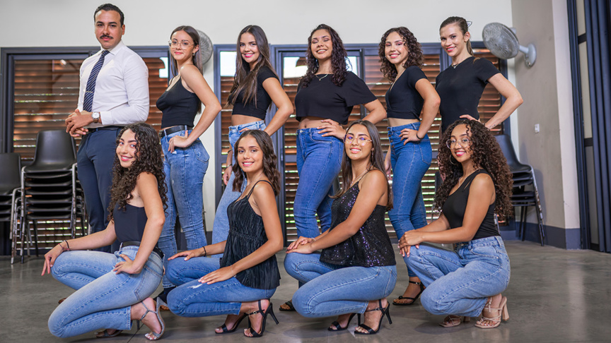La photo de groupe avec Océane Boulevard (debout à droite), et Thomas Télégone, coach en éloquence La photo de groupe avec Océane Boulevard (debout à droite), et Thomas Télégone, coach en éloquence