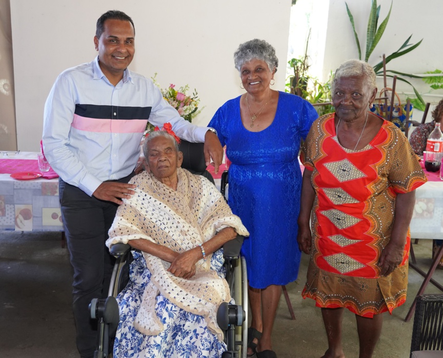 Avec le maire Bruno Domen et ses proches Avec le maire Bruno Domen et ses proches