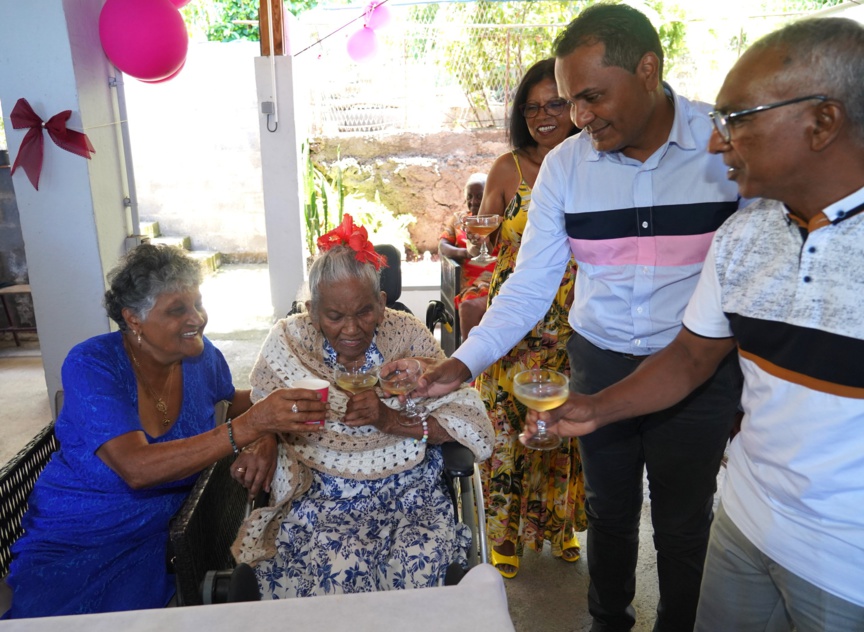 Elle a trinqué pour son anniversaire... avec modération évidemment! Elle a trinqué pour son anniversaire... avec modération évidemment!