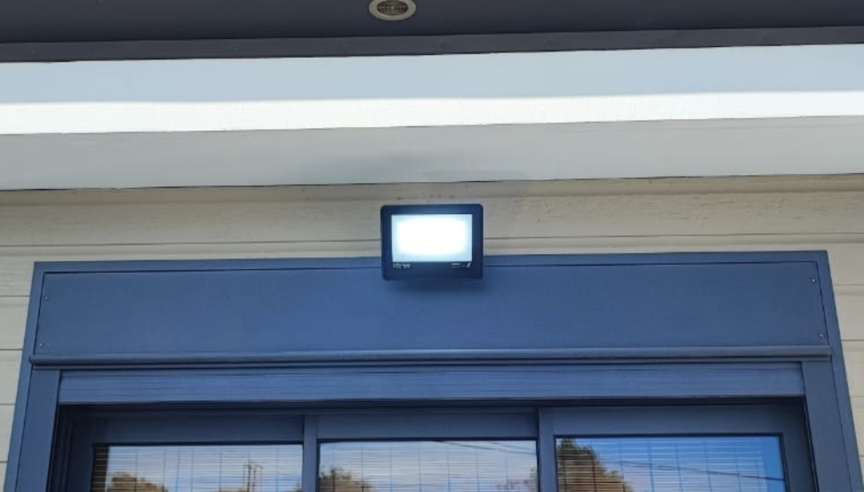 100 watts de LED correspondent à 700 watts en halogène en consommant moins: mieux éclairer, moins consommer... 100 watts de LED correspondent à 700 watts en halogène en consommant moins: mieux éclairer, moins consommer...