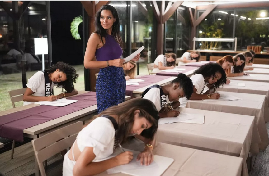 Cindy Fabre en maîtresse d'école a fait la dictée... Miss Réunion a l'air très concentrée! (photo Laurent Vu/Sipa)