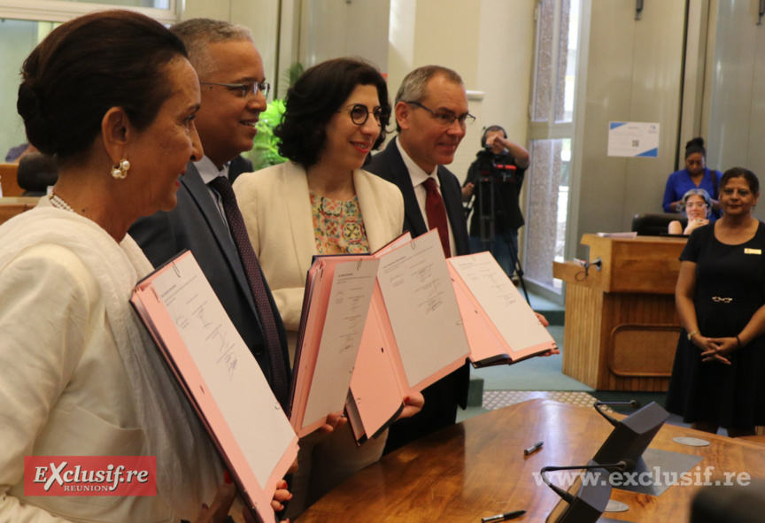 Signature du Pacte Linguistique, c'est fait! Signature du Pacte Linguistique, c'est fait!