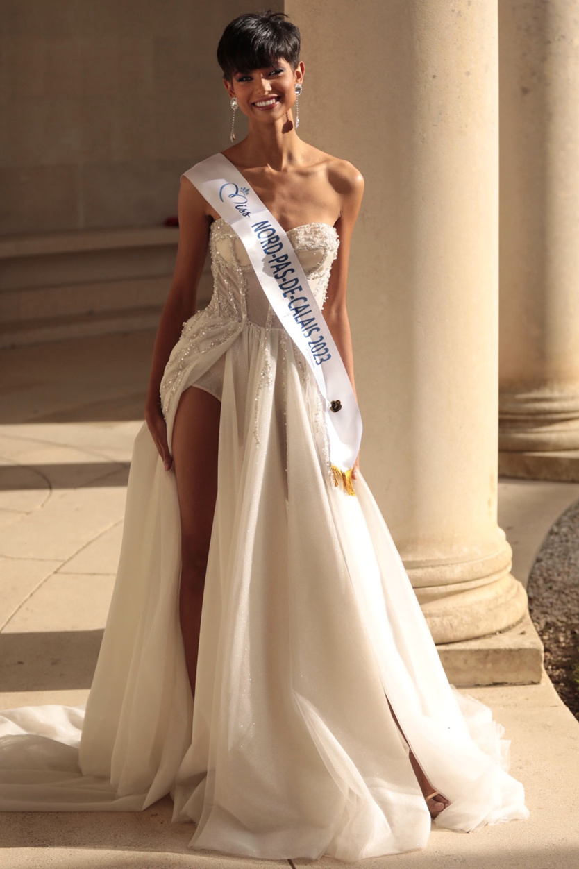 Eve Gilles a 20 ans, elle mesure 1,70.6 cm Eve Gilles a 20 ans, elle mesure 1,70.6 cm