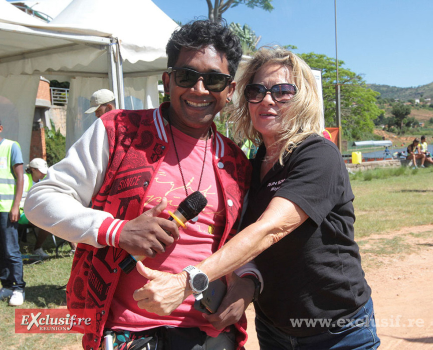 L'animateur Teg à l'arrivée, et Marlène Chane See Chu, qui a réalisé les vidéos de Runsport 974 L'animateur Teg à l'arrivée, et Marlène Chane See Chu, qui a réalisé les vidéos de Runsport 974