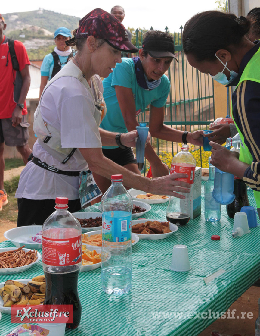 Des tables de ravitaillement bien garnies