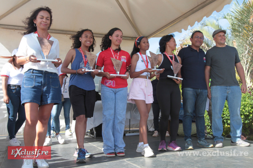 Toutes fières de recevoir leurs récompenses sur le podium de la fête Toutes fières de recevoir leurs récompenses sur le podium de la fête