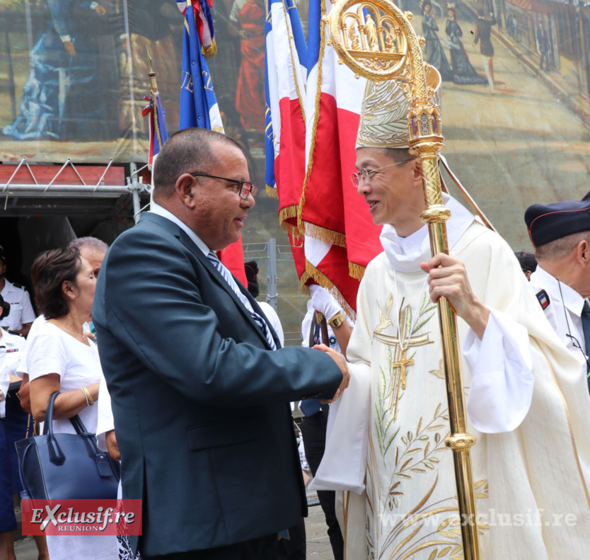 Jacques Técher, maire de Cilaos, saluant l'évêque