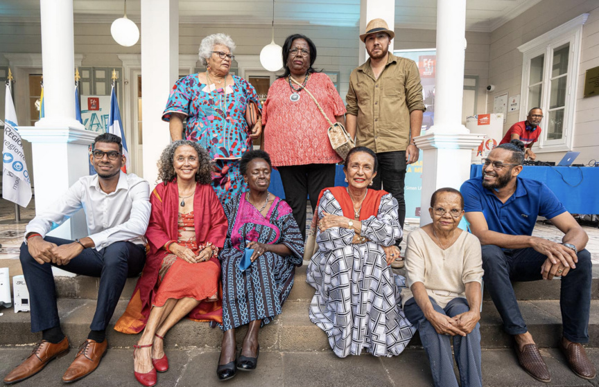 Les 6 personnes récompensées présentes ce soir-là, posent avec Huguette Bello, Patricia Profil, et Frédéric Maillot (photo Région Réunion)