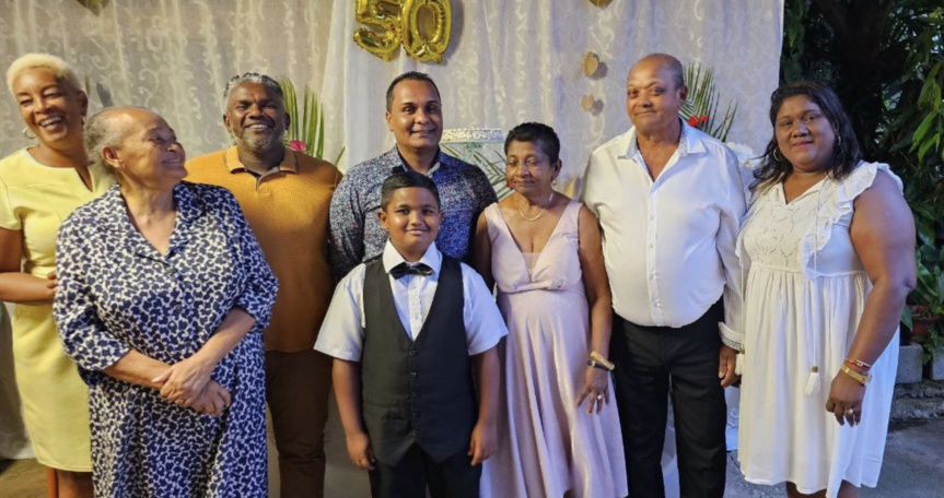Photo de famille avec les époux Pajaniaye