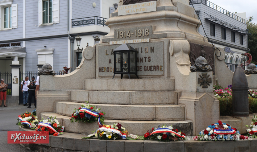 La lanterne et les gerbes déposées... La lanterne et les gerbes déposées...
