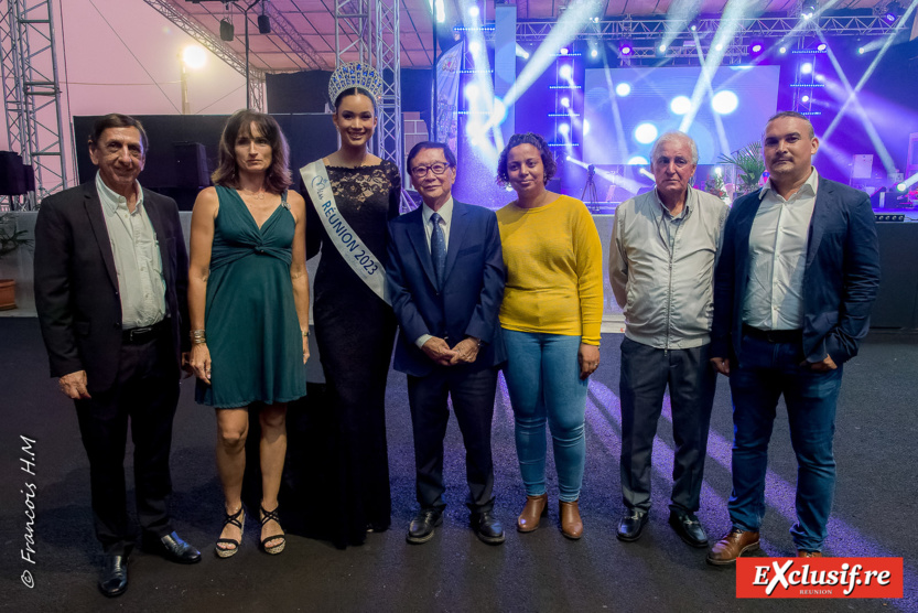 Le maire du Tampon André Thien Ah Koon avec les membres du jury: Aziz Patel, Céline Birck, commandant de brigade adjoint Gendarmerie du Tampon, Mélanie Odules, Amélie Folio, responsable élevage Miel Vert, Achille Picard, président de l'Odas, et Olivier Dubard, directeur de la MAF (Maison d'Accueillants Familiaux) du Tampon