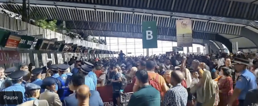 Plusieurs centaines de passagers réunionnais sont bloqués dans l'aérogare de l'île Maurice, sans information, sans hébergement (photo capture d'écran Le Mauricien) Plusieurs centaines de passagers réunionnais sont bloqués dans l'aérogare de l'île Maurice, sans information, sans hébergement (photo capture d'écran Le Mauricien)