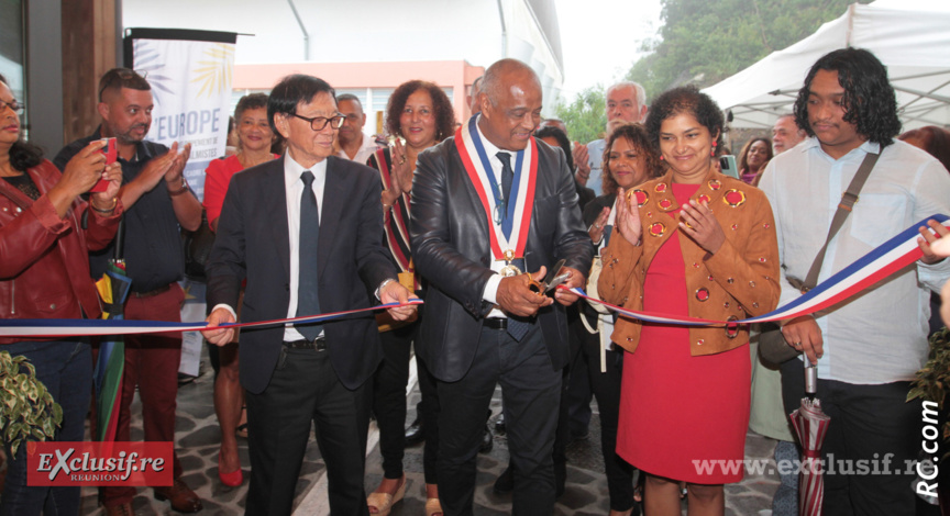 La cérémonie du ruban par Johnny Payet, maire de la Plaine des Palmistes, André Thien Ah Koon, maire du Tampon, Amandine Ramaye, vice-présidente à la Région Réunion, et Samiuel Robert, le fils de Thierry Robert