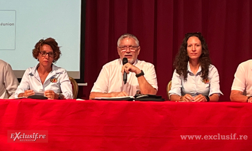 Le président Pierre Maunier entouré par Christine Bénard et France-Line Chapelain, directrices de courses