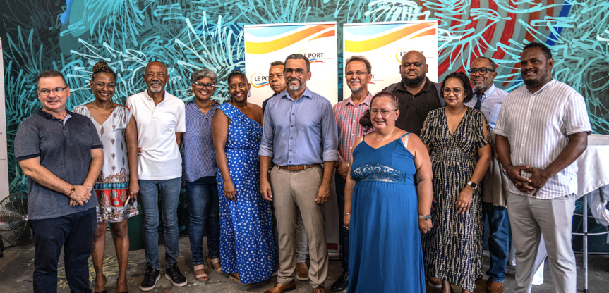 Le maire Olivier Hoarau et les élu.e.s présents Le maire Olivier Hoarau et les élu.e.s présents