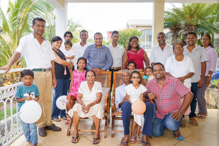 La famille Dally réunie pour un moment de bonheur