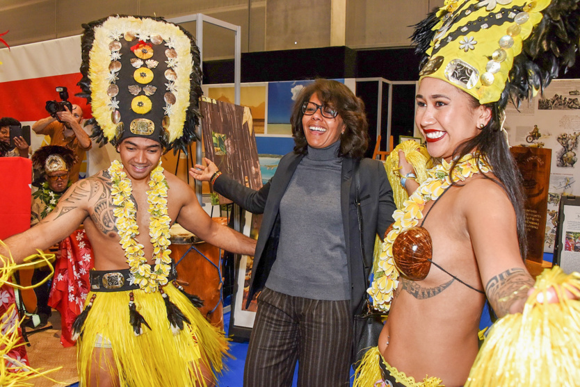 Au stand de l'histoire de Tahiti: Audrey Pulvar, ancienne journaliste, conseillère à la Mairie de Paris, s'est laissée entraîner...