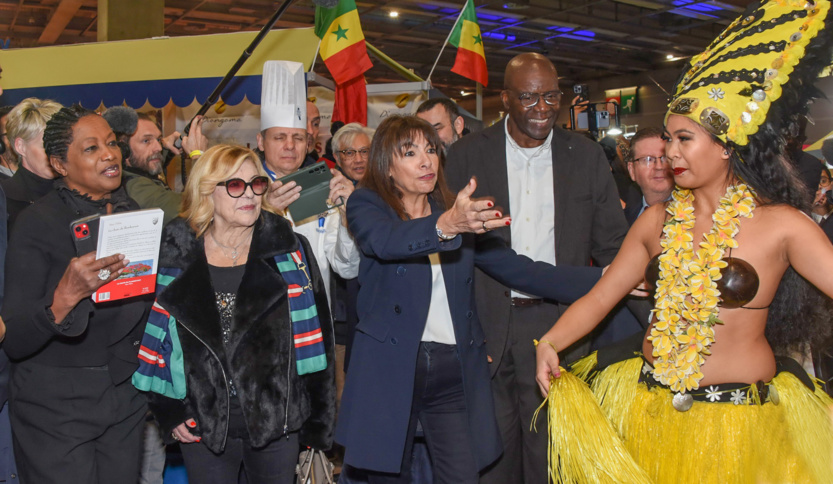 Babette de Rozières, Nicoletta, le chef Eric Briffard, Anne Hidalgo, Jacques Martial et une danseuse de Aloha  Tahiti