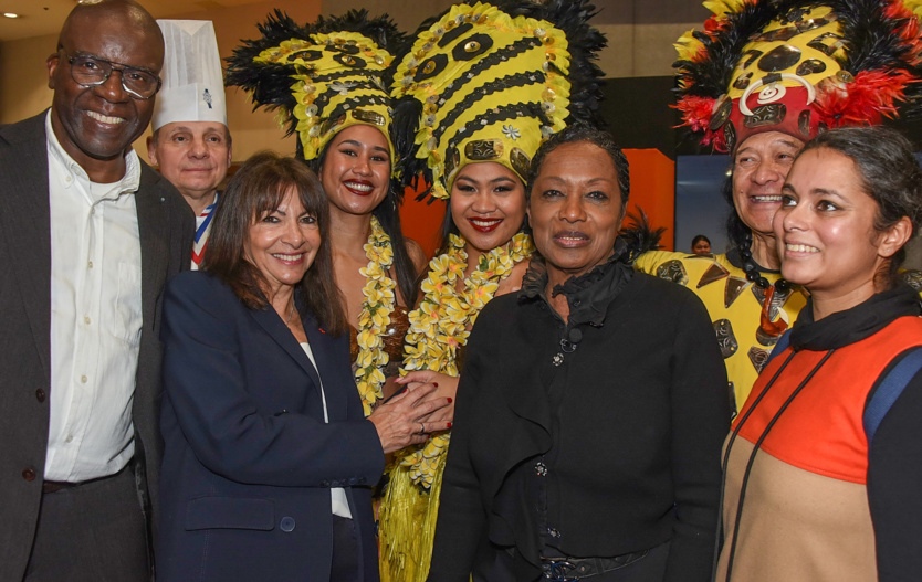 Jacques Martial, Anne Hidalgo, Babette de Rozières et le groupe de Terii Taputu Aloha Tahiti.