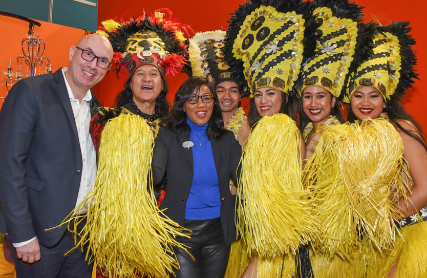 Frank Doucet et le groupe Aloha Tahiti de Terii Taputu avec Elisabeth Moreno