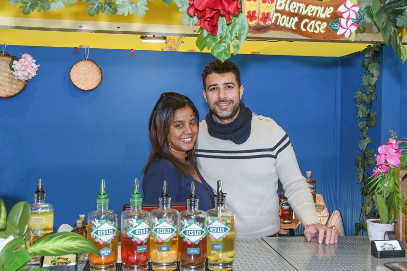 Les Réunionnais Emeline Vu-Van-Quiet et WIlly Désiles sur leur stand "Les arrangées Désiles"