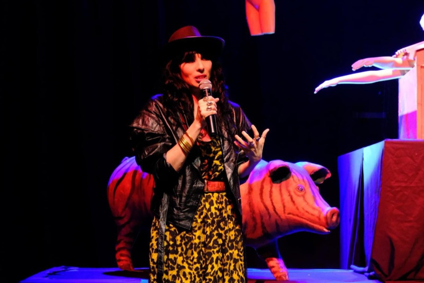 Aurélia au festival devant une installation d’art contemporain de son père Vincent Mengin-Lecreulx, décédé début 2023 Aurélia au festival devant une installation d’art contemporain de son père Vincent Mengin-Lecreulx, décédé début 2023