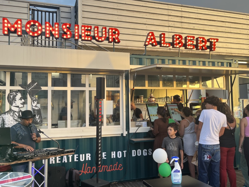 Il s'agit d'un food truck implanté près du célèbre rond-point MacDo de Saint-Pierre