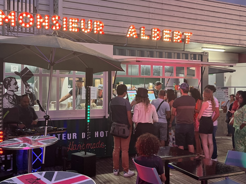 Ouverture de "Monsieur Albert" à Saint-Pierre: les hot dogs en vedette