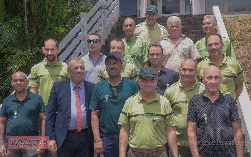 La photo de famille avec les médaillés présents La photo de famille avec les médaillés présents