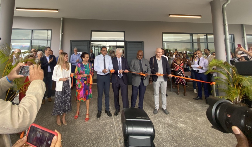 Le traditionnel coupé de ruban Le traditionnel coupé de ruban