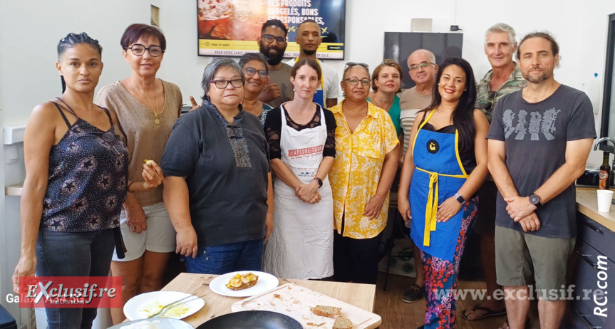 La photo de famille avec notamment Keturah Hoareau (tablier bleu), responsable du magasin Augur, le chef Joey Atchama et Manu Basque, responsable adjoint du magasin (au fond au centre), et aussi Stéphanie Calligaro, Alain Ricci, Corine NG Tock Mine, Sylvain Lenoir,... La photo de famille avec notamment Keturah Hoareau (tablier bleu), responsable du magasin Augur, le chef Joey Atchama et Manu Basque, responsable adjoint du magasin (au fond au centre), et aussi Stéphanie Calligaro, Alain Ricci, Corine NG Tock Mine, Sylvain Lenoir,...