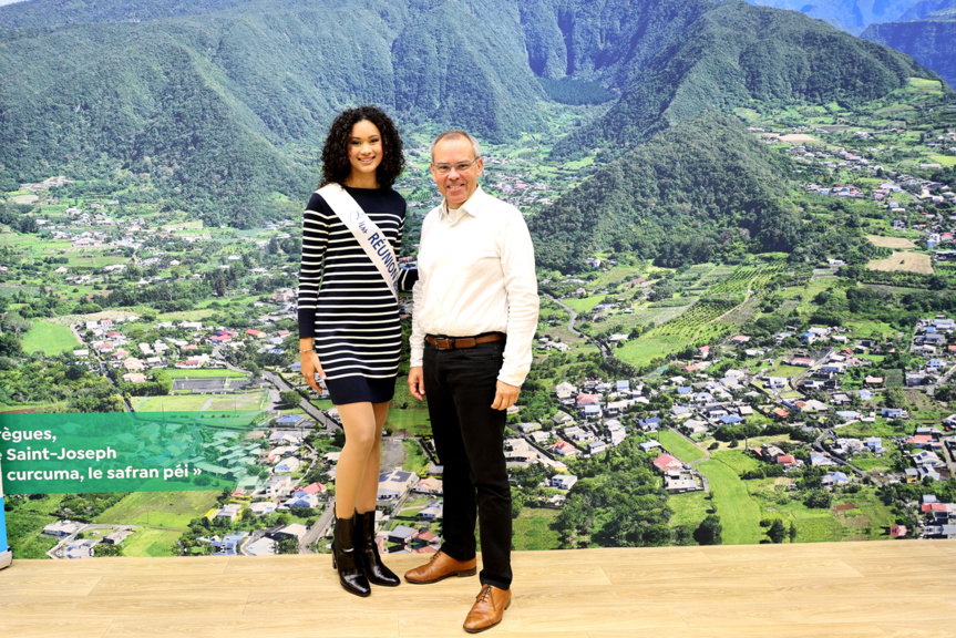 Mélanie Odules et Serge Hoarau, vice-président du Département, sur le stand Village Réunion