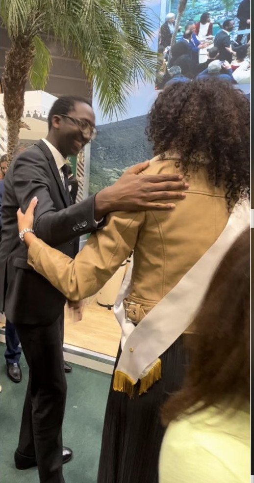 Le Secrétaire d'Etat la craz un séga avec Miss Réunion ! Le Secrétaire d'Etat la craz un séga avec Miss Réunion !