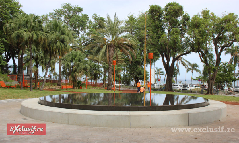 Le miroir d'eau a remplacé la statue Le miroir d'eau a remplacé la statue