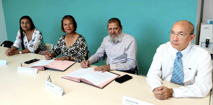 Zoubéda Dawodjee-Dessai, Secrétaire générale de la Chambre des notaires de La Réunion, Maître Nency Leung-Yen-Fond Giraud, présidente de la Chambre des notaires de La Réunion, Abdoullah Mollan, président d’OGEA Réunion, Philippe Ho Yen, vice-président d’OGEA Réunion Zoubéda Dawodjee-Dessai, Secrétaire générale de la Chambre des notaires de La Réunion, Maître Nency Leung-Yen-Fond Giraud, présidente de la Chambre des notaires de La Réunion, Abdoullah Mollan, président d’OGEA Réunion, Philippe Ho Yen, vice-président d’OGEA Réunion