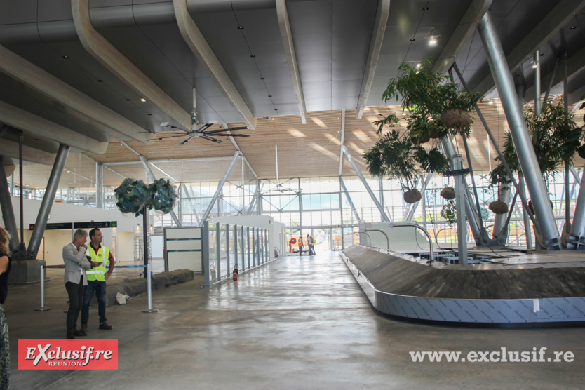 Le couloir pour sortir de l'aérogare... Le couloir pour sortir de l'aérogare...