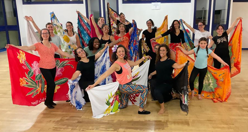 Ménina avec un groupe d'élèves en région parisienne