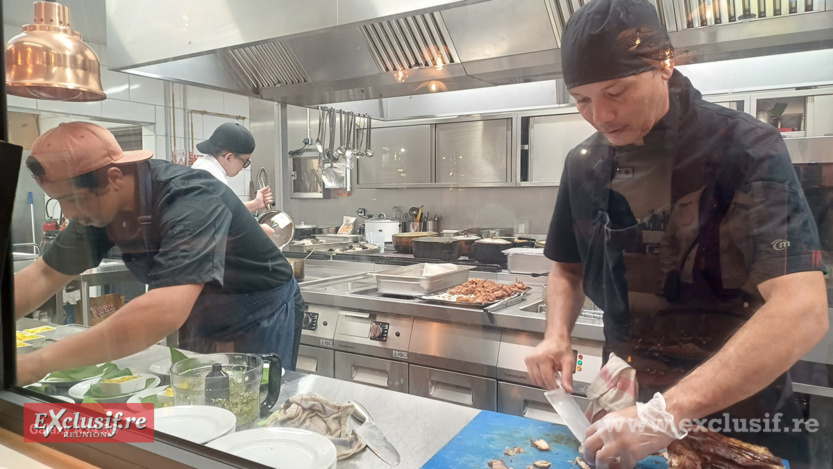 Une cuisine visible du restaurant